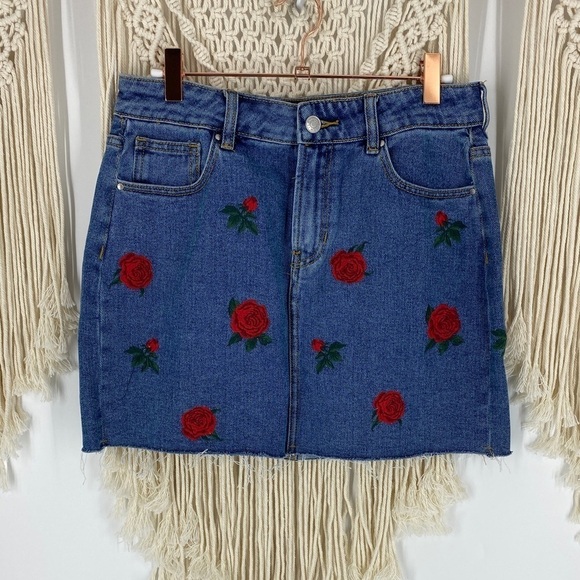 Pacsun Denim Jean Mini Skirt Floral Embroidery Rose Pattern Size 27 - Picture 1 of 5